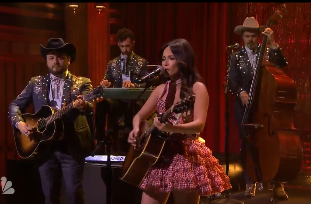 Kacey Musgraves Performs â€œBiscuitsâ€ On Tonight Show With Jimmy Fallon